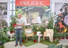 Ard Ammerlaan of Prudac with new cherry tomato Tiny Temptations Orange, a gold medal winner FleuroSelect. The range consists of 3 colors, red orange and yellow. 
